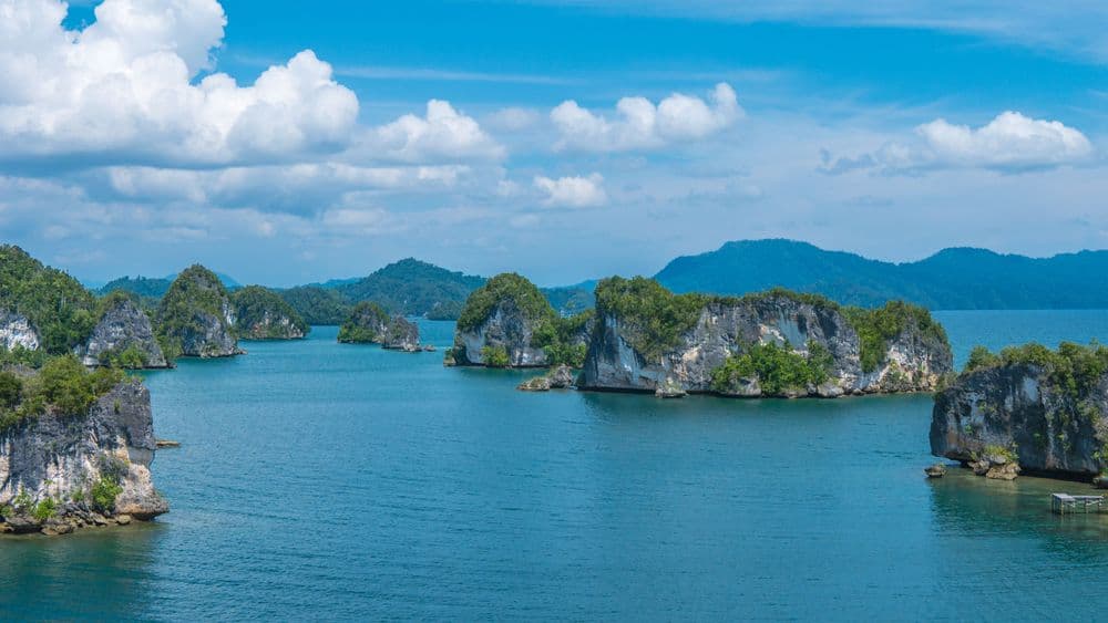 indonesia waigeo blue water islands
