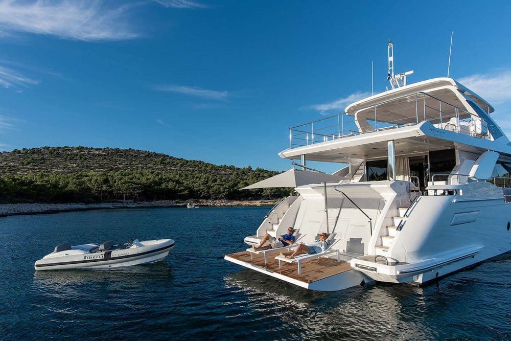 azimut dawo motorboat with tender